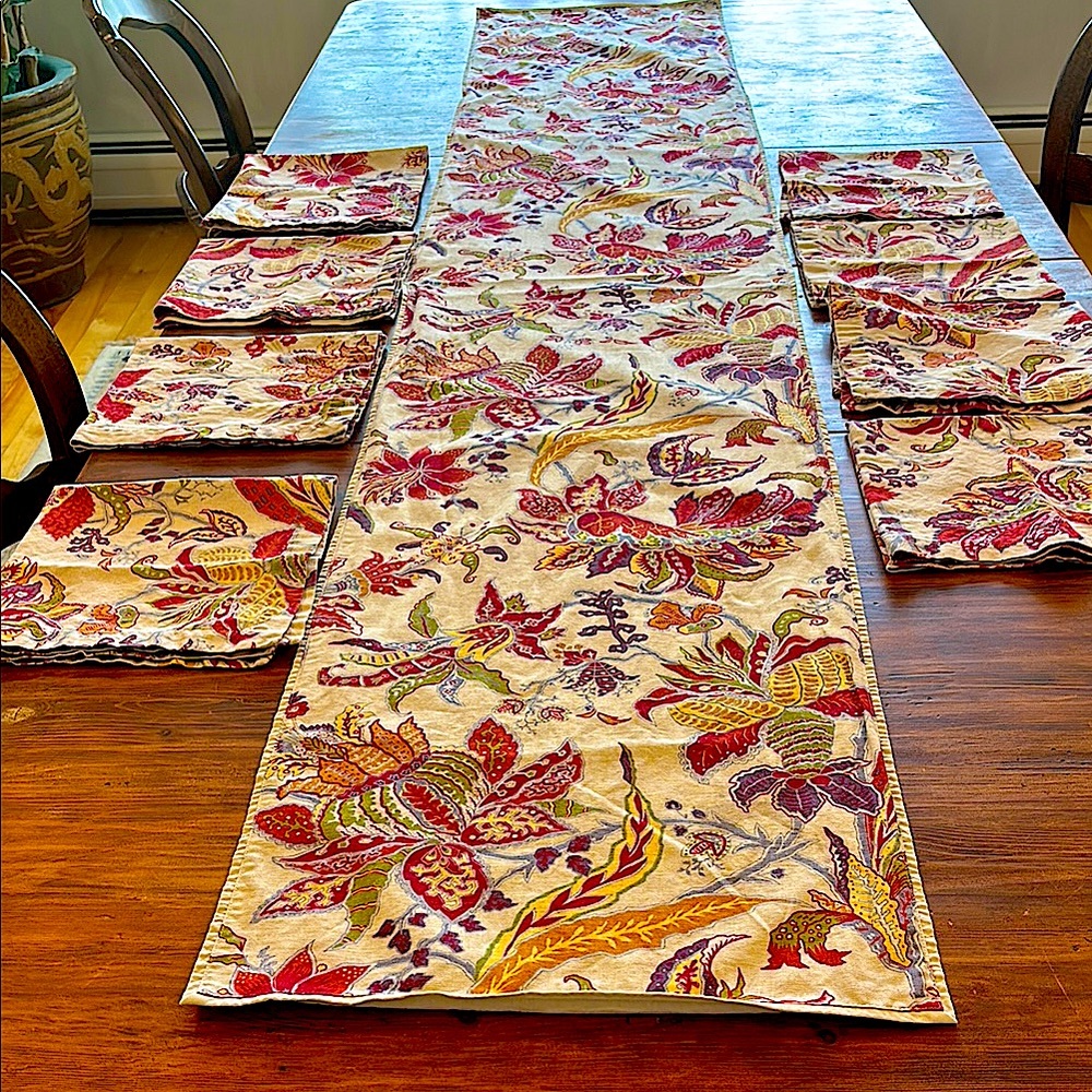 Pottery Barn Floral Table Runner with 8 Napkins.